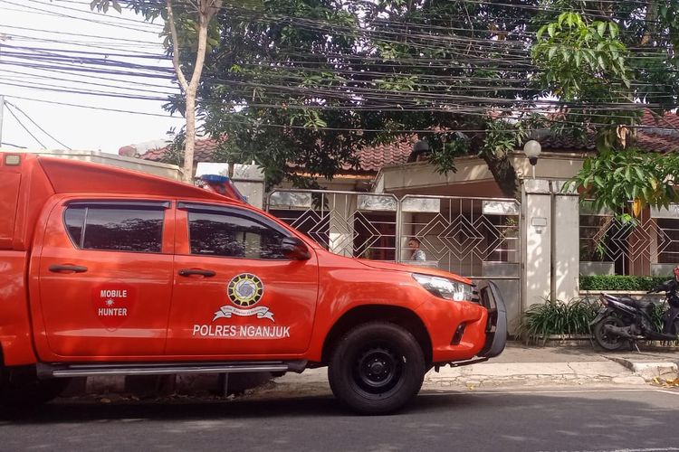 Nganjuk, Toko Emas, Sisi Lain Bos Toko Emas Semar Nganjuk, Dikenal Murah Hati sebelum Terseret Kasus Tambang Ilegal, Dikenal Dermawan oleh Tetangga, Jejak Bisnis Sejak 1976, Penggeledahan Maraton 16 Jam, Penyitaan Emas dan Dokumen, Kaitan dengan Tambang Emas Ilegal
