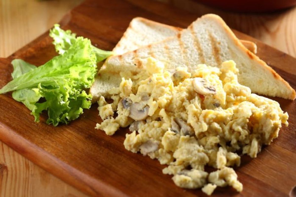 ide menu sarapan pagi, ide menu sarapan simpel, ide menu sarapan anak, resep scrambled egg, resep scrambled egg jamur, resep telur orak arik jamur, Resep Scrambled Egg Jamur, Bisa Dimakan dengan Roti atau Nasi