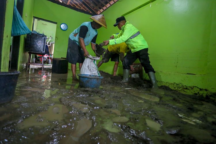 Kudus, Jawa Tengah, banjir Kudus, BERITA FOTO: Kudus Kembali Kebanjiran, Ratusan Rumah Terendam, Ratusan rumah terendam, Ketinggian air bervariasi, Banjir kudus akhir Januari 2025, Status tanggap darurat