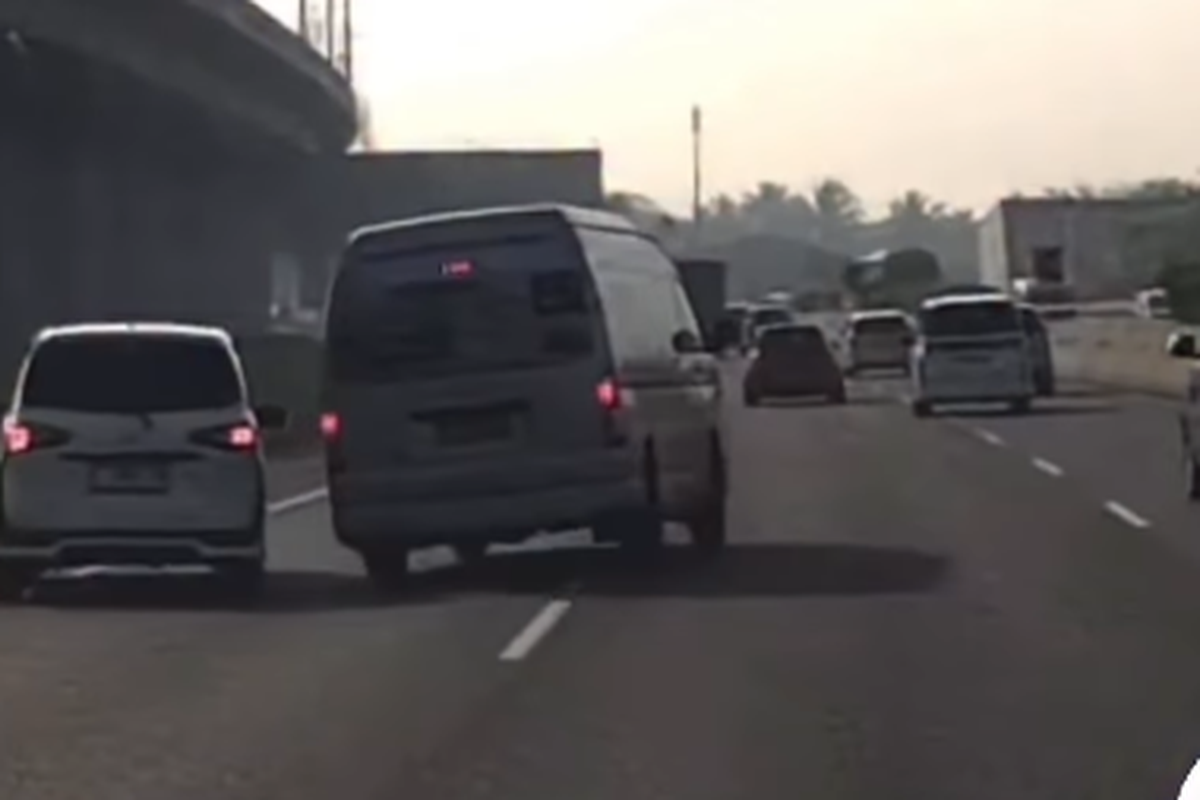 Toyota Sienta, Hiace, keselamatan berkendara, Viral Insiden Tol Padaleunyi: Sopir Travel Diduga Lakukan Manuver Berbahaya Pepet Sienta