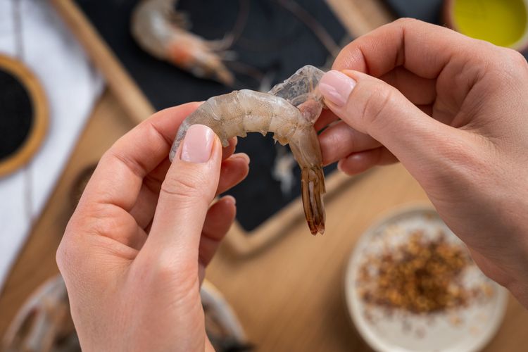 cara membersihkan udang, membersihkan udang, 5 Cara Membersihkan Udang agar Tidak Amis dari Chef