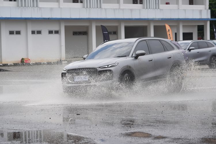 Lepas, SUV hybrid, Lepas Indonesia, Lepas L8, Klarifikasi Lepas Soal L8 yang Rusak Saat Dites Ekstrem