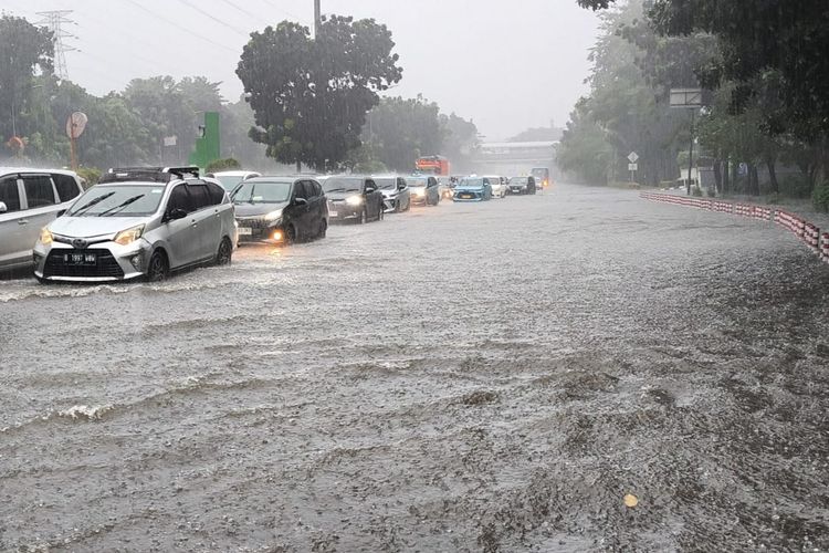 rute Transjakarta, Sejumlah Rute Bus Transjakarta Dialihkan karena Banjir