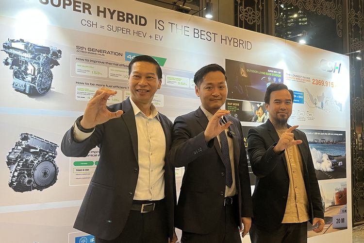 Kiri ke kanan: Budi Darmawan, Sales Director, Zeng Shuo, Country Director dan Rifkie Setiawan Head of Brand Department PT Chery Sales Indonesia.