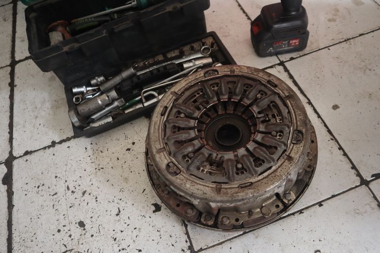 Eyna Motor, transmisi dual clutch, Perawatan Mobil, transmisi Dual Clutch, biaya perbaikan DCT, Transmisi Dual Clutch: Keunggulan dan Biaya Perawatannya