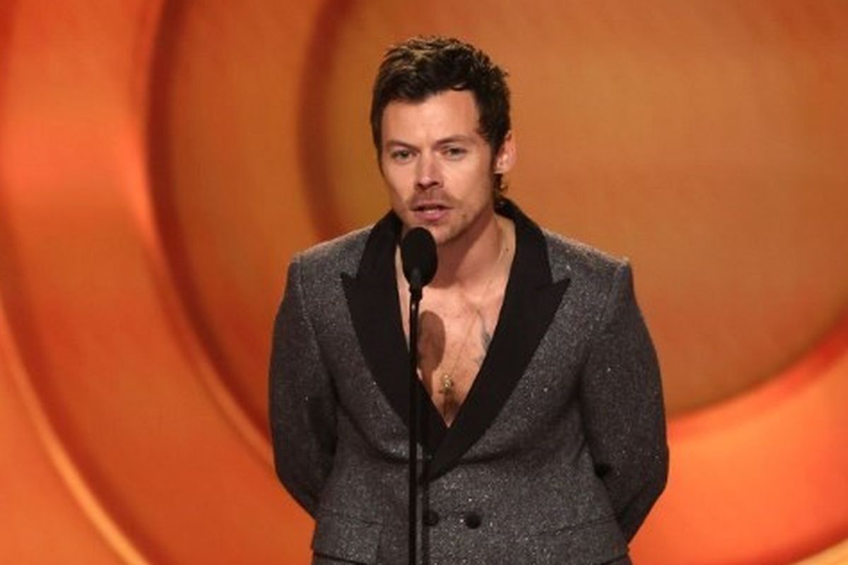 Harry Styles, Harry Styles Tampil Retro dengan Dior Saat Jadi Presenter Grammy 2026, Busana Dior yang retro tapi santai, Sepatu balet hijau mint yang jadi sorotan, Aksesori minimal dan gaya rambut baru, Simbol fase baru sosok Harry Styles