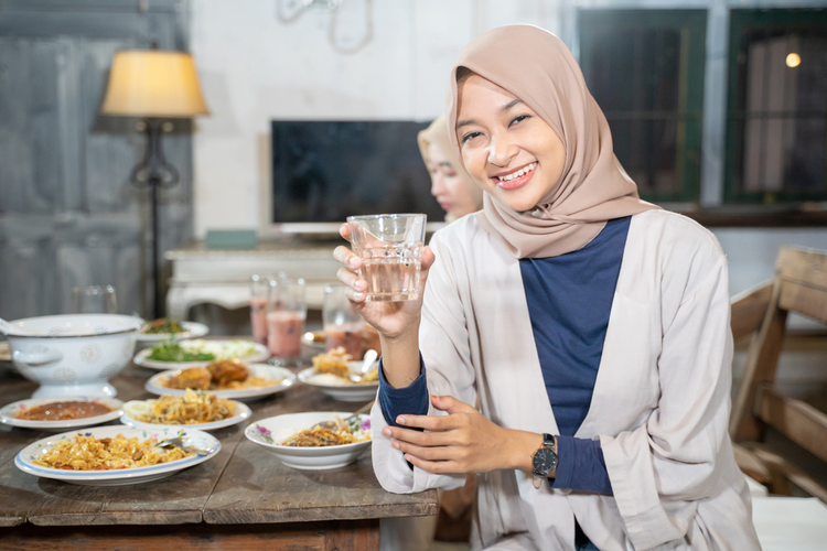 puncak musim kemarau, dehidrasi, heat stroke, Dehidrasi, Minum Air Putih, tips menjaga kesehatan, minum air putih, kemarau 2025, tips menjaga kesehatan saat musim panas, Dokter Bagikan Tips Cegah Heat Stroke &amp; Dehidrasi Saat Puncak Kemarau, Pakai pakaian yang terbuat dari bahan yang ringan seperti katun, Hindari terekspos sinar matahari secara langsung pada siang hari, Pakai topi dan tabir surya, Mandi secara teratur, Konsumsi makanan sehat