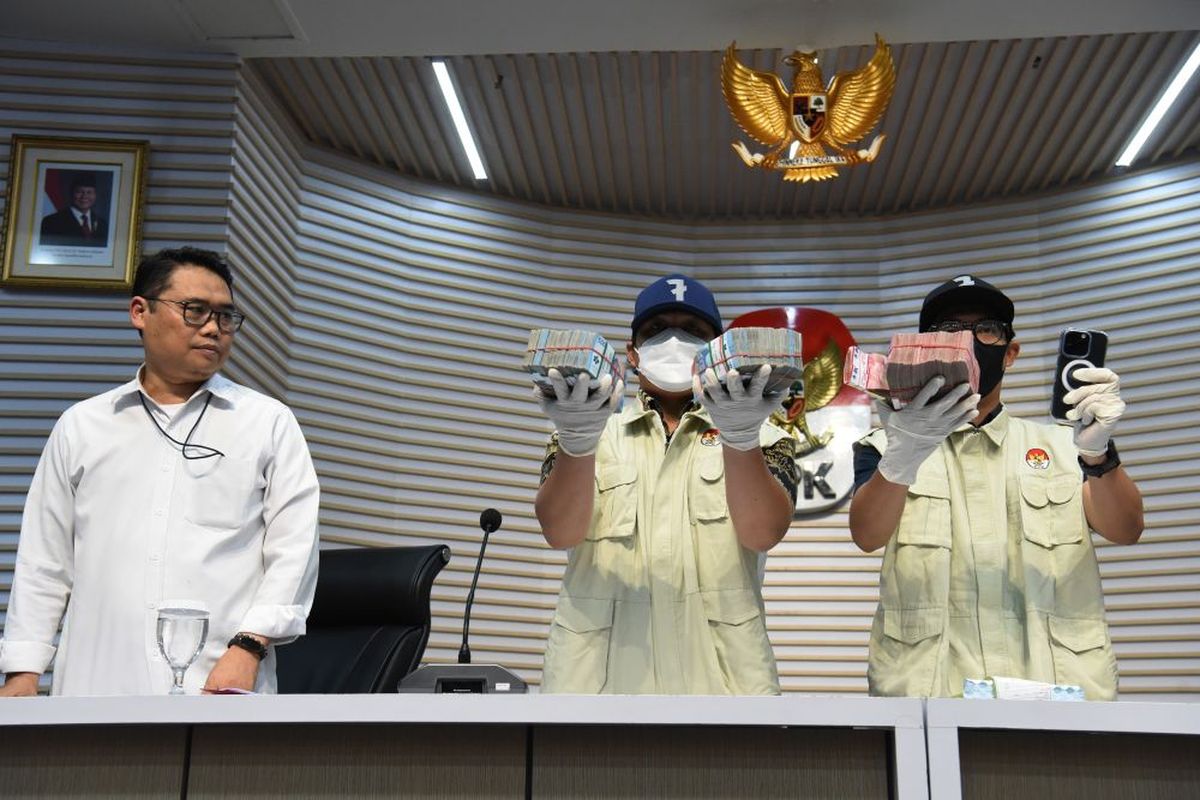 kasus suap inhutani v, Raja Juli Antoni dipanggil KPK, Siti Nurbaya kasus suap hutan, KPK panggil menteri kehutanan, OTT suap kehutanan KPK, pejabat terlibat kasus hutan, uang suap hutan miliaran, dugaan korupsi izin kehutanan, KPK Buka Peluang Panggil Raja Juli hingga Siti Nurbaya dalam Kasus Suap Hutan Inhutani V