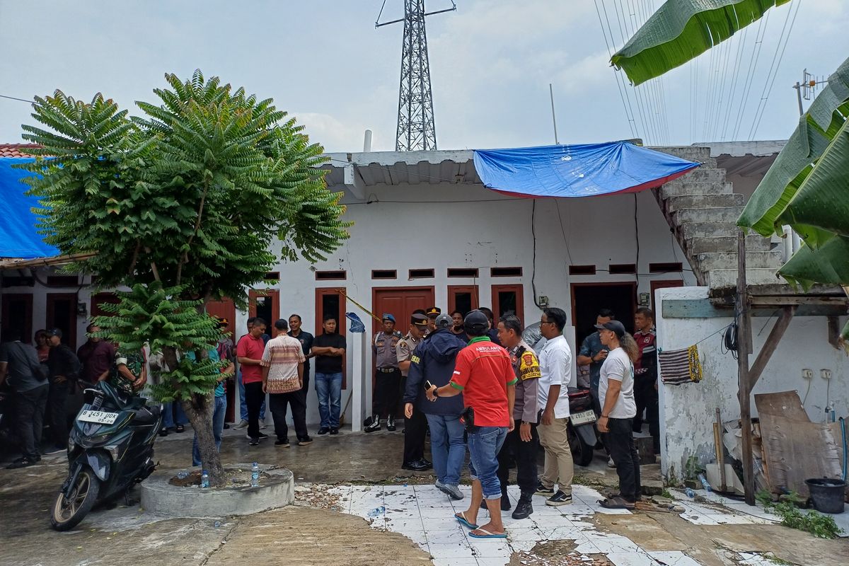 5 Fakta Kasus Sekeluarga di Jakut Tewas dengan Mulut Berbusa, Ada Dugaan Sianida, Ditemukan oleh anak sepulang kerja, Tiga orang ditemukan di ruang berbeda-beda, Anak kritis ditemukan tidak berbusa, Barang bukti botol minuman dan makanan diamankan, Ada dugaan mengarah ke sianida