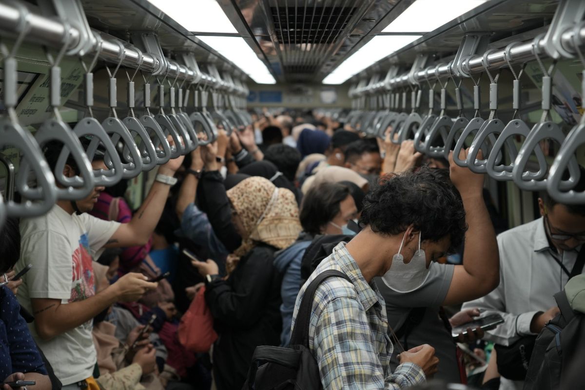 Transjakarta, layanan transportasi umum gratis di Jakarta, LRT Jabodebek, Ada Layanan Gratis MRT, LRT, dan Transjakarta Mulai April 2025, Ini Syarat dan Cara Dapatnya