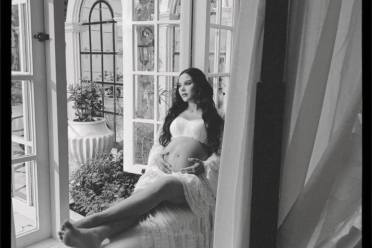 Alyssa Daguise, maternity, 5 Gaya Foto Maternity Alyssa Daguise, Anggun di Ujung Kehamilan, 1. Palet Putih yang Bersih dan Timeless, 2. Siluet yang Menonjolkan Baby Bump, 3. Rambut Dibiarkan Tergerai Natural, 4. Makeup Glowing yang Lembut, 5. Setting Indoor dengan Cahaya Alami