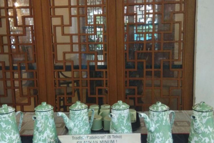 tradisi Patekoan, Kapitan Gan Djie, Patekoan, Pantjoran Tea House, Apotek Chung Hwa, Gong Fu Cha, Sejarah Patekoan, Tradisi Delapan Teko Teh Gratis yang Bertahan Ratusan Tahun di Glodok, Sejarah Patekoan: Kebaikan Kapitan Gan Djie, Dari Apotek Chung Hwa Menjadi Pantjoran Tea House, Teh sebagai Penyelamat dari Wabah, Merawat Tradisi Gong Fu Cha