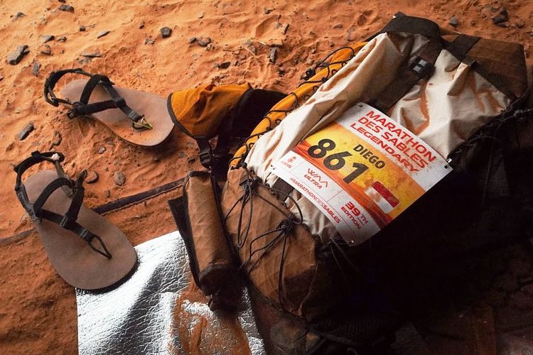 Diego Yanuar, marathon des sables 2025, Pelari indonesia yang marathon pakai sendal, Pelari indonesia di gurun sahara, cerita diego yanuar, diego yanuar sandal, Cerita Diego Yanuar, Taklukkan Marathon 250 Km di Gurun Sahara Pakai Sandal, Dari persiapan fisik hingga logistik, Alasan lari marathon pakai sandal, Dikagumi pelari lain karena pakai sandal, Sampai garis Finish dengan aman