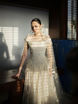 Syifa Hadju, 5 Detail Gaun Pengantin Syifa Hadju di Bali, Dipenuhi Ribuan Bunga Handmade, 1. Menggunakan material ringan: organza dan gazar, 2. Siluet off-shoulder yang feminin, 3. Ribuan bunga dengan teknik hand appliqué, 4. Tekstur tiga dimensi yang menonjol, 5. Veil panjang dengan aksen senada