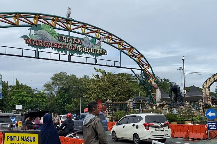 Harga tiket masuk Kebun Binatang Ragunan, harga tiket masuk Taman Margasatwa Ragunan, harga tiket masuk kebun binatang ragunan, harga tiket masuk ragunan 2025, harga tiket masuk ragunan hari ini, tiket masuk ragunan berapa, tiket masuk ragunan 2025, libur hari buruh 2025, Kebun Binatang Ragunan Buka Hari Ini, Catat Harga Tiketnya