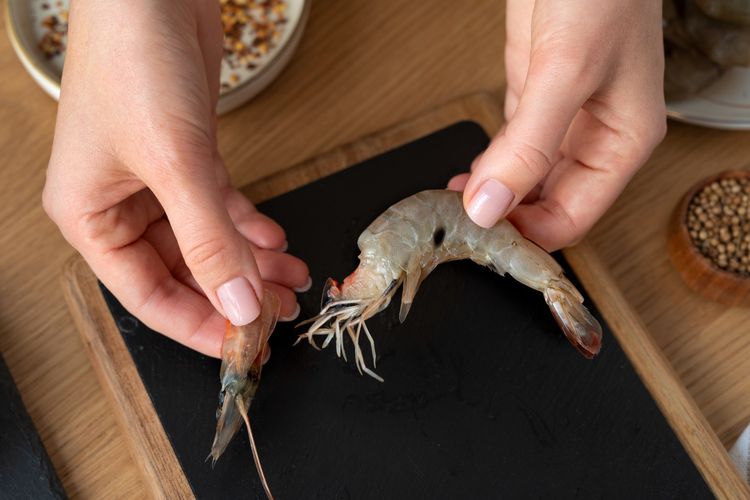 cara membersihkan udang, membersihkan udang, 5 Cara Membersihkan Udang agar Tidak Amis dari Chef