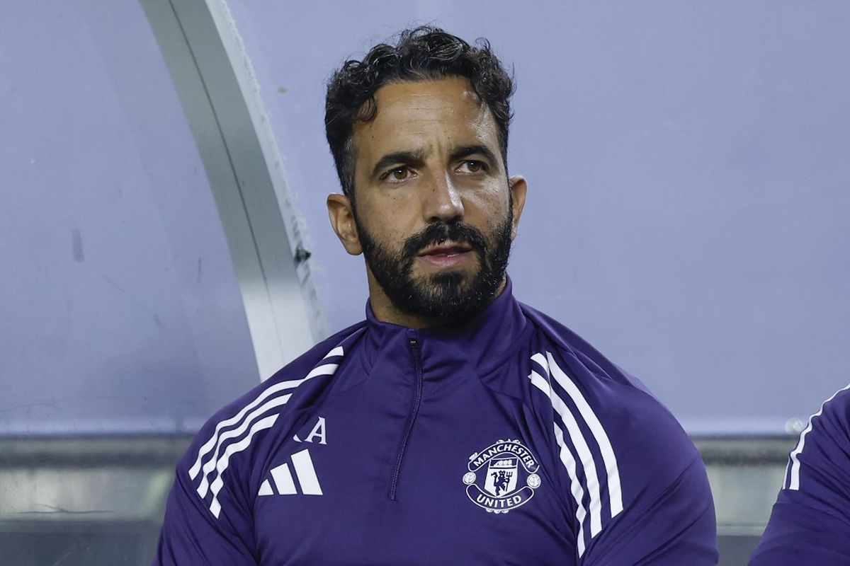 Manchester United, Ruben Amorim, Gary Neville Terkejut Amorim Dipecat, Desak Man United Kembali ke DNA Klub