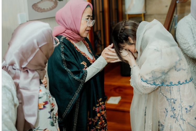 Adinda Thomas, Manis dan Bersahaja, Intip 7 Detail Outfit Tasyakuran 4 Bulan Kehamilan Adinda Thomas, 1. Palet Warna "Soft &amp; Calm", 2. Material Lace dengan Bordir Floral, 3. Kerudung Tulle yang Transparan, 4. Cutting Busana yang Nyaman untuk Bumil, 5. Riasan Wajah Flawless, 6. Tatanan Rambut Simpel dengan Poni, 7. Keserasian dengan Sang Suami