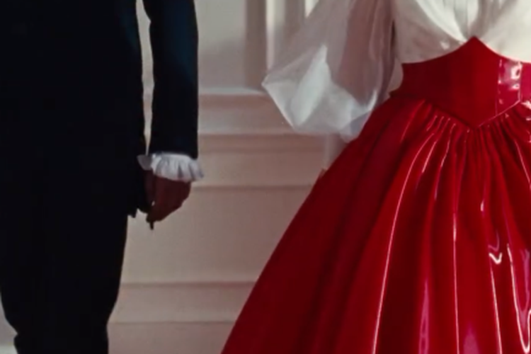 Margot Robbie, Margot Robbie Bikin Tren “Wuthering Heights”, Ini Inspirasi Outfit Romantic Goth, Gaya gothic romantis yang fleksibel, Sentuhan lateks dan satin merah, Blus dirndl dan Korset yang Lebih Modern, Off-shoulder yang elegan, Transparansi dan detail feminin, Aksesori salib dan mutiara