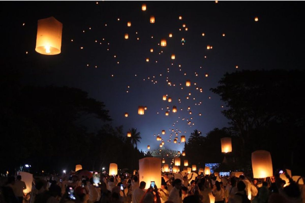 Waisak Nasional, Waisak Nasional 2025, lampion waisak borobudur 2025, waisak nasional 2025, jadwal waisak nasional, Jadwal Kegiatan Waisak Nasional 2025, Ada Pelepasan Lampion di Candi Borobudur, 10–11 Mei 2025, 10 Mei 2025, 11 Mei 2025, 12 Mei 2025 (Puncak perayaan Waisak 2025)
