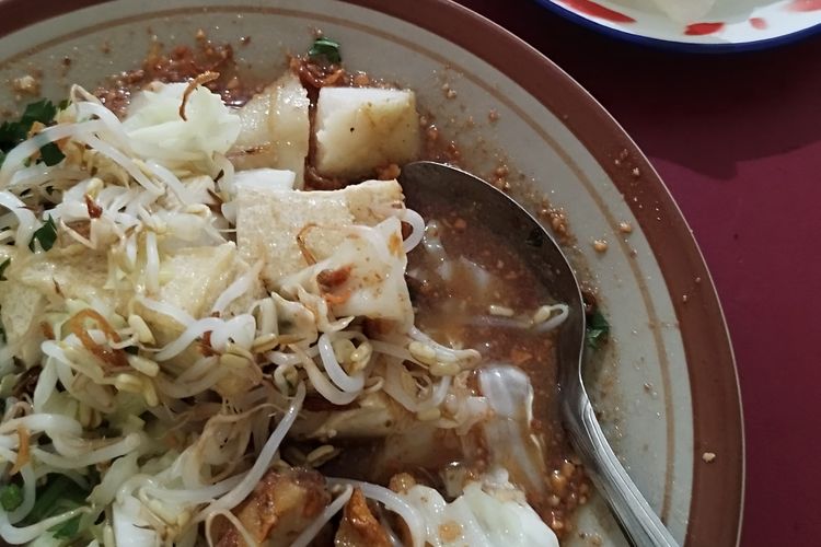 Kupat Tahu Magelang, kupat tahu, tahu kupat, tahu kupat solo, apa bedanya tahu kupat dan kupat tahu, bedanya tahu kupat dan kupat tahu, Tahu Kupat Solo vs Kupat Tahu Magelang, Kuliner Serupa tapi Tak Sama, Sejarah Ketupat dalam Budaya Jawa, Filosofi Laku Papat dalam Ketupat, Tahu Kupat Solo vs Kupat Tahu Magelang, Rekomendasi Tahu Kupat Enak di Solo