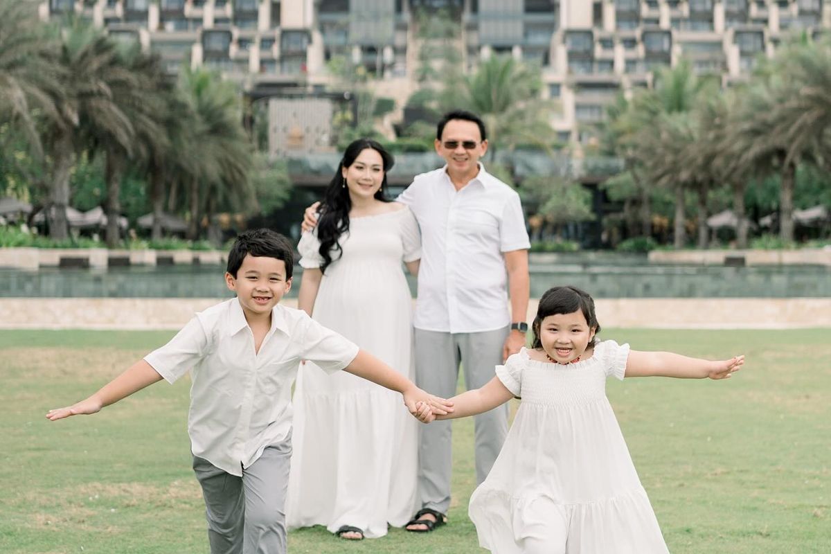 istri Ahok, Puput Nastiti Devi, ahok sekarang jadi apa 2025, istri basuki tjahaja purnama sekarang, puput nastiti devi hamil anak ketiga, 5 Style Puput Nastiti Devi Saat Foto Kehamilan Bareng Keluarga, Nuansa Putih, 1. Long dress putih, 2. Sentuhan kasual dengan sandal hitam, 3. Aksesoris, 4. Makeup: natural dan glowing, 5. Rambut: wavy dengan poni belah dua