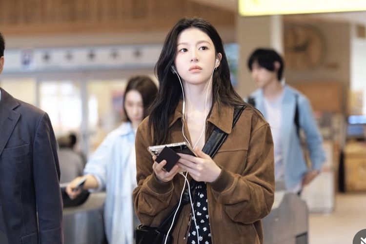 Go Youn Jung, Contek 6 Outfit Go Youn Jung di Serial Can This Love Be Translated?, 1. Suede jacket bernuansa coklat, 2. Gaya smart casual , 3. Tampil simpel dengan kaus dan outer, 4. Gaya bold dengan jaket kulit, 5. Tampilan monokrom untuk musim dingin, 6. Outfit girly di musim dingin