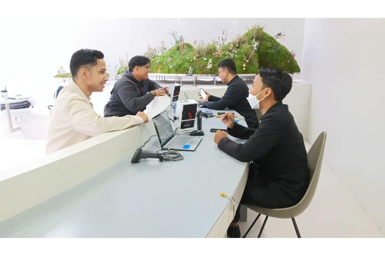 Smartphone, kamera, spesifikasi, chipset, mitos, layanan purna jual, fakta seputar smartphone, 5 Mitos Smartphone yang Masih Banyak Dipercaya di 2025, 1. RAM lebih besar berarti ponsel lebih cepat, 2. Wajib pakai smartphone dengan chipset kelas atas, 3. Kamera banyak, resolusi tinggi = foto bagus, 4. Spesifikasi tinggi selalu memberikan pengalaman terbaik, 5. Setelah membeli ponsel, urusan selesai
