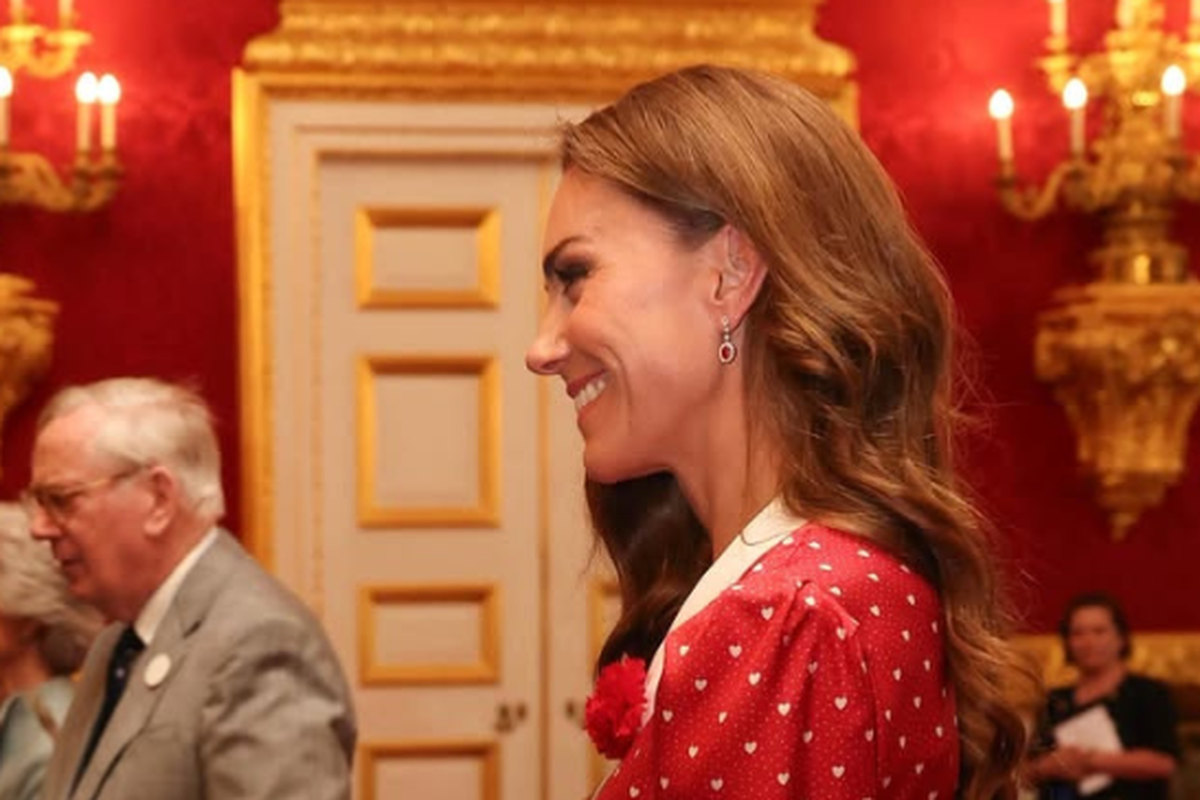 Putri Wales, polkadot, fesyen, Kate Middleton Memukau Dress Polkadot Merah di Perayaan 125 Tahun Cancer Research UK
