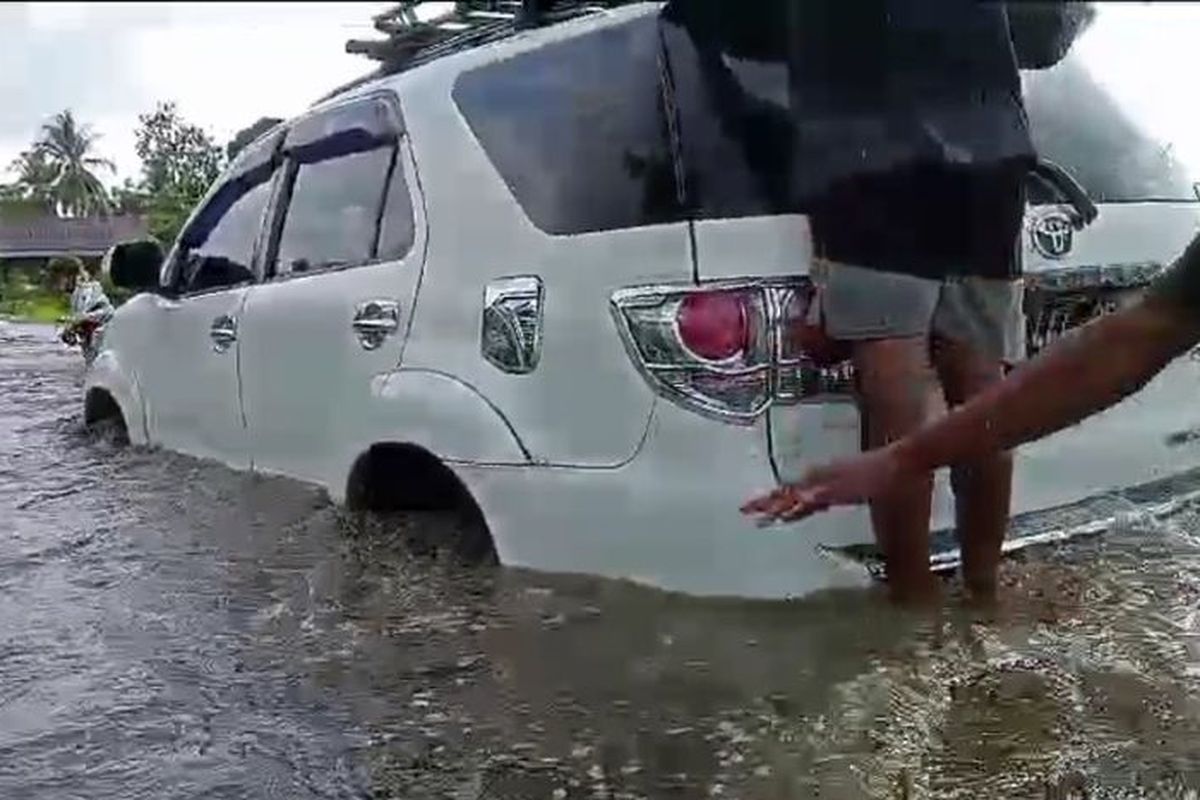 mobil, banjir, oli gardan, Oli Gardan Jadi Biang Kerusakan Setelah Mobil Kebanjiran
