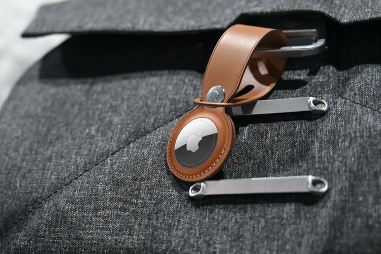 AirTag 2, Apple, 5 Alasan Beli AirTag 2, Ini Bedanya dari yang Pertama, 2. Speaker lebih keras dan jelas, 3. Bluetooth dan konektivitas ditingkatkan, 4. Dukungan Apple Watch untuk Precision Finding, 5. Privasi, keamanan, dan ekosistem sharing lokasi