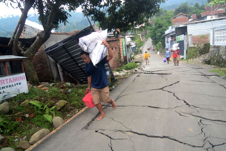 BERITA FOTO: Kerusakan akibat Tanah Bergerak di Tegal, Awal mula pergerakan tanah, Trauma warga, Tinggal di tenda pengungsian, Bangunan roboh, Status tanggap darurat, Rencana lokasi 