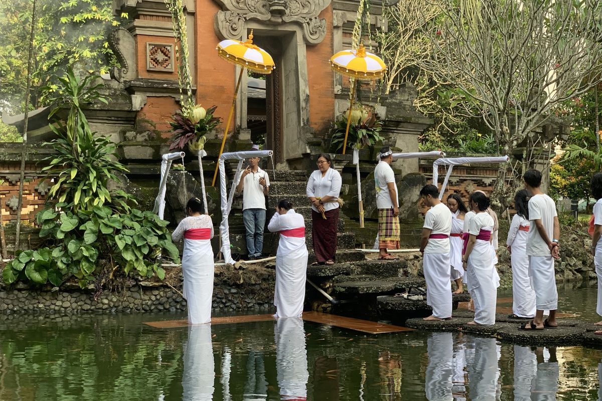 Melukat di TMII, Tradisi Melukat di TMII Diikuti 200 Peserta, Ini Makna dan Prosesnya