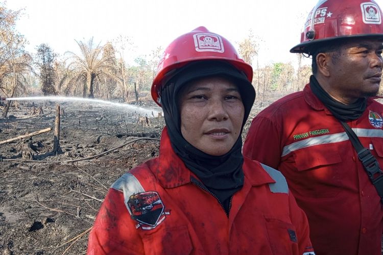 Masitoh, Manggala Agni, Pekanbaru, karhutla, Riau, lahan gambut, kebakaran lahan gambut, Karhutla, kebakaran gambut, karhutla 2025, pemadam kebakaran perempuan, Suka Duka Masitoh, Ibu Lima Anak yang 19 Tahun Hadapi Karhutla di Riau