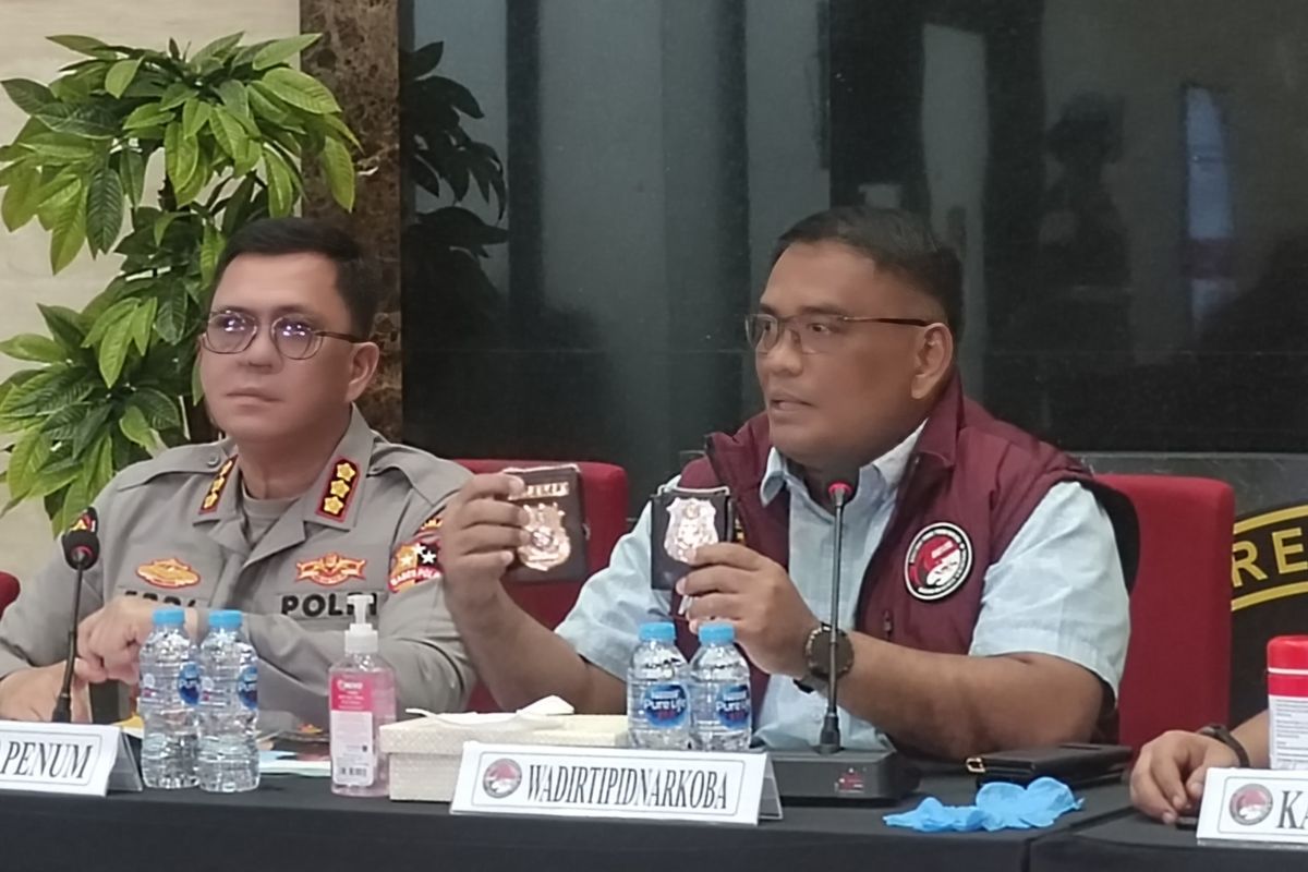 lencana Polri, Bareskrim Polri, Lencana polisi, Lampung, kurir pil ekstasi, lencana polisi, lencana polri mobil pil ekstasi lampung, kurir ekstasi, Bareskrim Ungkap Upah Fantastis Kurir Ekstasi yang Kecelakaan di Lampung dan Singgung Soal Lencana Polri, Pengakuan MR, Dibayar dengan Upah Fantastis, Lencana Polri yang Ditemukan di Mobil Ternyata Palsu, Bareskrim Polri Ungkap Kronologi Kejadian, Upaya MR Menghilangkan Jejak hingga Akhirnya Tertangkap