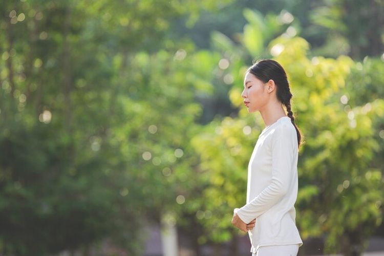 kesehatan mental, mindfulness, cara menjaga kesehatan mental, cara tetap waras, cara menjaga kesehatan mental dan fisik, kecemasan akibat politik, tips self-care, situasi negara tidak menentu, 12 Cara Tetap Waras di Tengah Situasi Politik dan Negara yang Tak Pasti, 1. Validasi perasaan, 2. Cari bantuan di ruang digital, 3. Hubungi orang-orang terdekat, 4. Lakukan perawatan diri, 5. Batasi asupan informasi, 6. Jangan lupakan hobi, 7. Jangan bahas politik melulu, 8. Journaling, 9. Latihan mindfulness dengan teknik 54321, 10. Ciptakan safe place di pikiran, 11. Bikin tubuh rileks dengan teknik pernapasan 478, 12. Afirmasi positif untuk bikin diri tenang