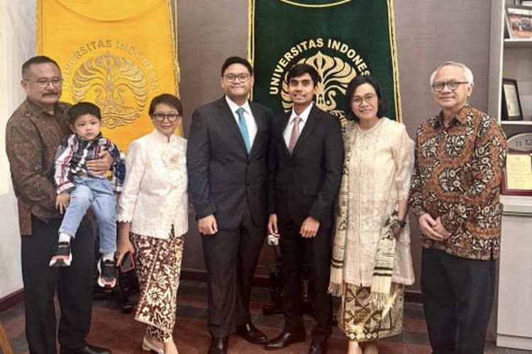 Sri Mulyani, sri mulyani fashion, sri mulyani hadir di wisuda anak, anak sri mulyani, adwin haryo indrawan, 7 Style Sri Mulyani saat Hadiri Wisuda Anak, Kenakan Tunik dan Batik, 1. Tunik putih tulang, 2. Aksen brokat dan renda yang halus, 3. Kain batik bernuansa cokelat, 4. Selendang batik, 5. Heels nude pumps, 6. Rambut bob signature, 7. Aksesori minimalis