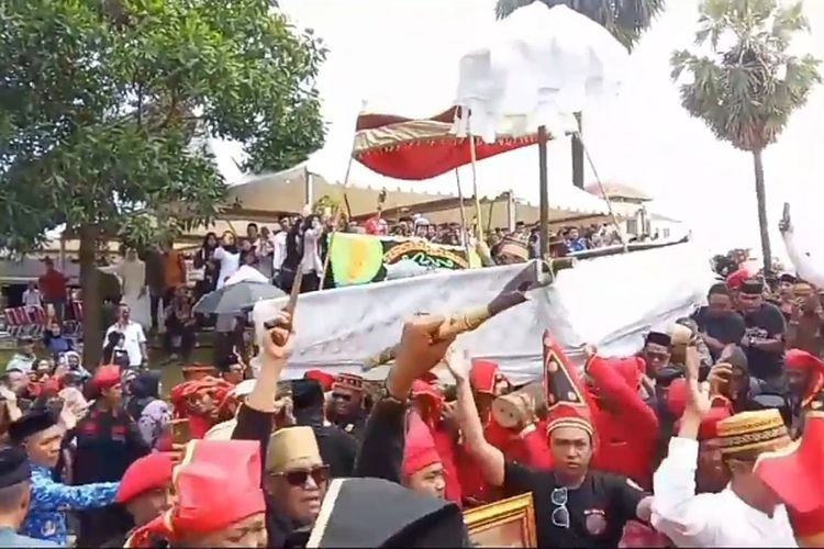 Makassar, Pantai Losari, Wisata Makassar, wisata kuliner makassar, tempat wisata di Makassar, pantai losari kota makassar, wisata alam makassar, wisata sejarah makassar, liburan ke Makassar, liburan ke makassar kemana, tempat hits di Makassar, tempat wisata sejarah di makassar, Jelajahi Pesona Wisata Makassar. dari Pantai Losari hingga Benteng Fort Rotterdam, 1. Pantai Losari, Ikon Wisata Makassar, 2. Benteng Fort Rotterdam, Jejak Sejarah Kerajaan Gowa, 3. Pelabuhan Paotere, Jejak Kapal Pinisi, 4. Istana Tamalate dan Museum Balla Lompoa, Warisan Kerajaan Gowa, 5. Monumen Mandala, Simbol Perjuangan Pembebasan Irian Barat, 6. Makam Sultan Hasanuddin, Ayam Jantan dari Timur, 7. Masjid Tua Katangka, Masjid Tertua di Sulawesi Selatan, 8. Benteng Somba Opu, Sisa Kejayaan Maritim Gowa