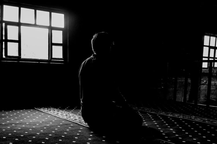 10 hari terakhir Ramadhan, 5 Amalan yang Dianjurkan di 10 Hari Terakhir Ramadhan, 1. Memperbanyak shalat malam, 2. Iktikaf di masjid, 3. Membaca Al-Qur’an, 4. Bertaubat dan memohon ampun, 5. Memperbanyak sedekah