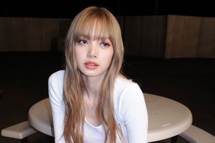 Lisa BLACKPINK, Lalisa Manoban, Pharrell Williams, busana lisa blackpink, lisa celine, lisa celine bag, sepatu lisa blackpink, baju lisa blackpink, Lisa Blackpink Lelang Barang Pribadi di Joopiter, Fans Bisa Ikut
