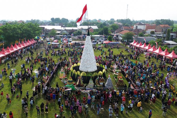Desa Sedengan Mijen, BERITA FOTO: Tradisi Ruwat Desa Jelang Ramadhan di Sidoarjo, Warga Rebutan Tumpeng Tempe Setinggi 9 Meter