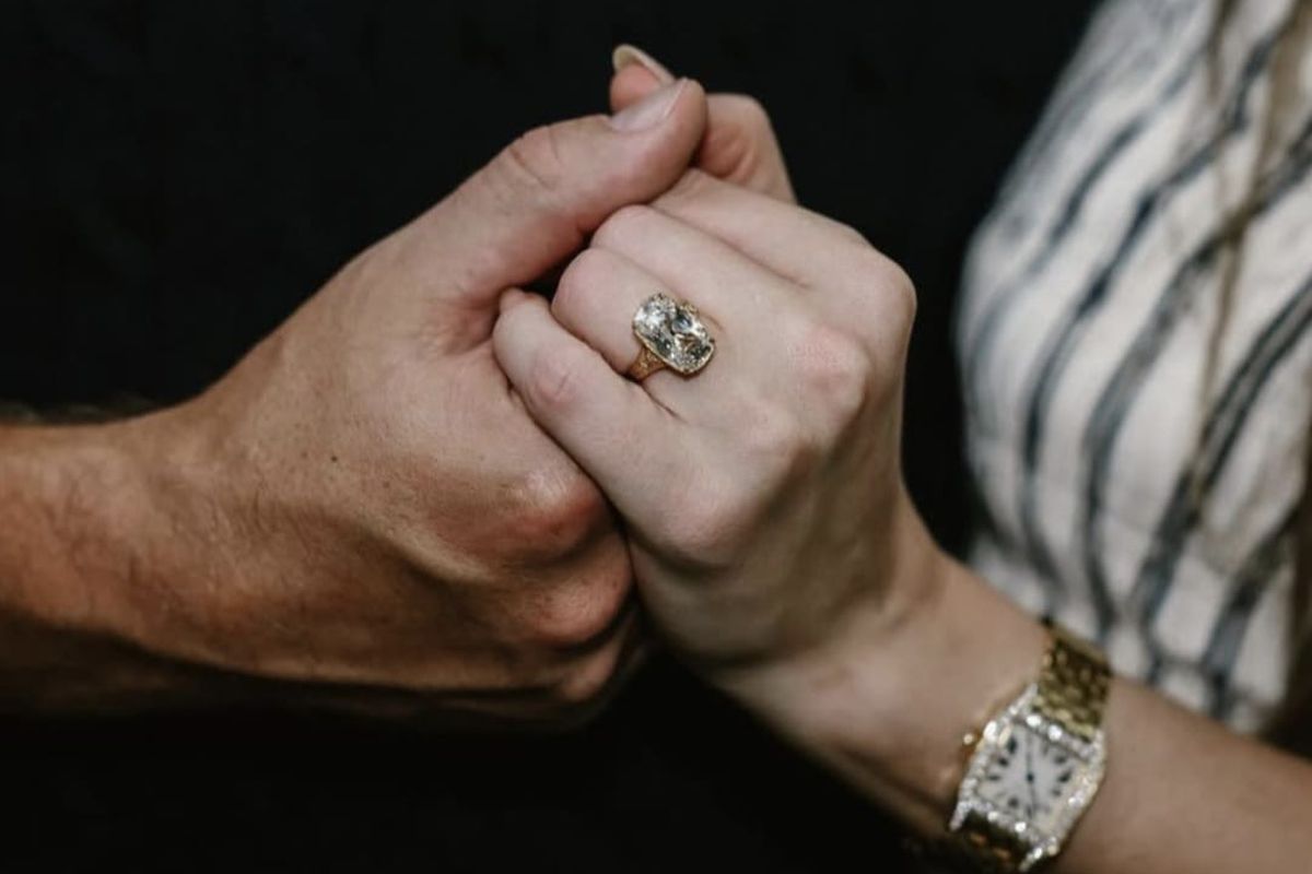 Taylor Swift, Travis Kelce, cincin tunangan Taylor Swift, kindred lubeck, pertunangan taylor swift dan travis kelce, artifex kindred lubeck, Desain Cincin Pertunangan Taylor Swift, Kindred Lubeck Bicara soal Kerja Keras dan Dedikasi