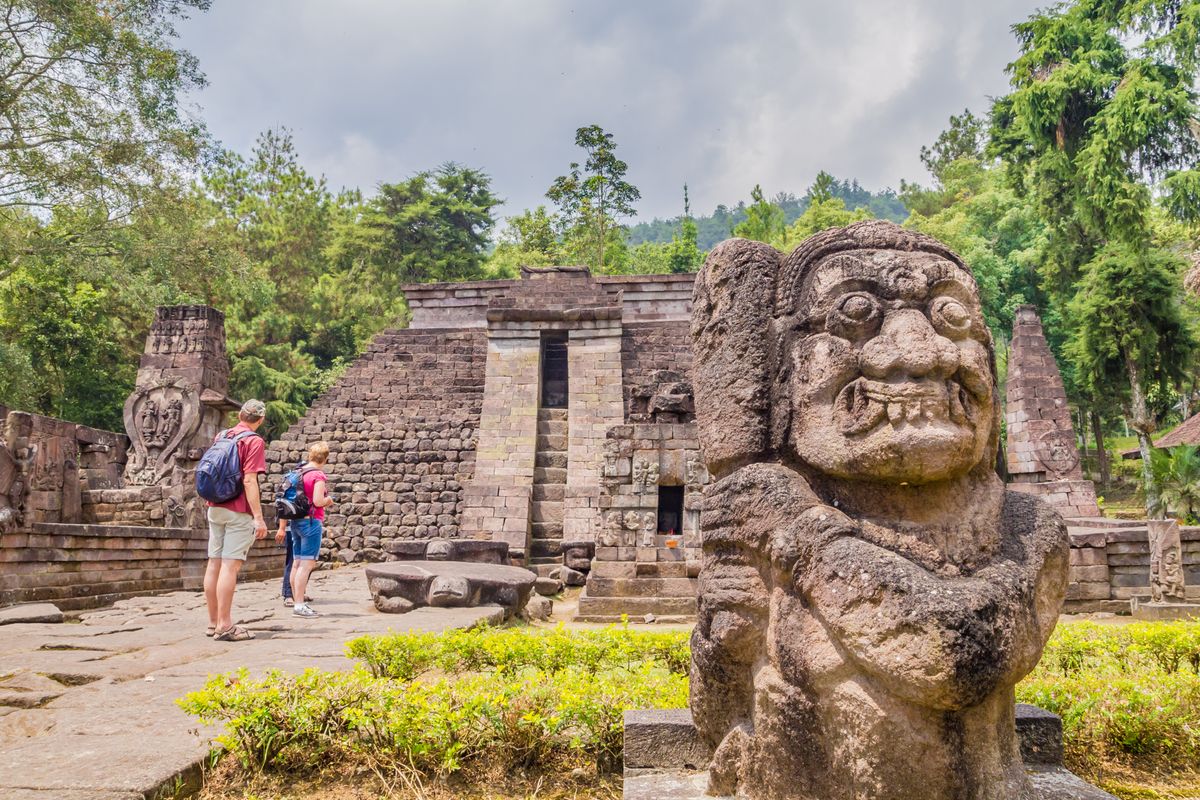 Candi Sukuh, Solo, lingga dan yoni, Karanganyar, SOLO, wisata tawangmangu, Relief Candi Sukuh, Candi Sukuh di Karanganyar, Candi Sukuh Karanganyar, candi sukuh karanganyar jawa tengah, Wisata sejarah Jawa Tengah, Candi erotis Majapahit, Lingga dan yoni, Candi Sukuh: Sejarah, Relief Erotis, dan Misteri Peninggalan Majapahit di Gunung Lawu, Candi Hindu dengan Relief Erotis yang Kontroversial, Sejarah Penemuan dan Pemugaran Candi Sukuh, Struktur Candi: Tiga Teras dan Relief Erotis, Relief Pernah Dipamerkan ke Amerika Serikat dan Belanda, Tips Berkunjung ke Candi Sukuh
