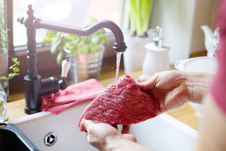 daging, Mencuci Daging, Memasak Daging, Ini 5 Tips Mengolah Daging Agar Nutrisinya Tak Hilang, 1. Hindari Mencuci Daging Mentah dengan Air Mengalir, 2. Lakukan Proses Thawing (Pencairan) dengan Aman, 3. Gunakan Talenan Khusus (Jangan Dicampur!), 4. Jangan Memasak Daging Terlalu Lama (Overcooked), 5. Berikan Jeda Waktu Sejenak Setelah Daging Matang (Resting)
