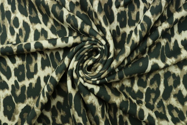 motif baju, Motif baju, fashion wanita, tips fashion, tampil muda, motif baju bikin tua, fashion 2025, 6 Motif Baju yang Bisa Membuat Penampilan Terlihat Lebih Tua Meski Sering Jadi Favorit, 1. Motif abstrak, 2. Motif kecil-kecil, 3. Motif kotak-kotak, 4. Motif geometris, 5. Wild patterns, 6. Motif barok