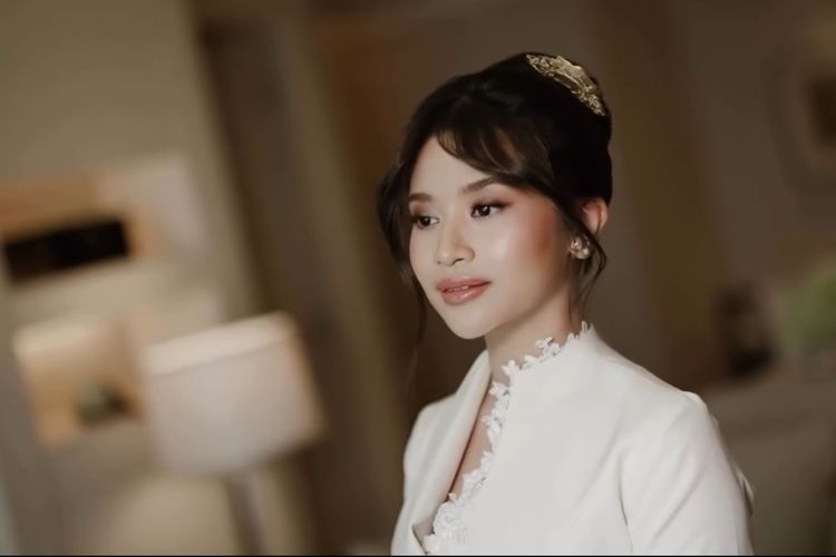 Adira Kania, Ikke Nurjanah, Aldi Bragi, anak Ikke Nurjanah dan Aldi Bragi, anak ikke nurjanah menikah, adira kania, pernikahan adira kania, putri ikke nurjanah, anak ikke nurjanah sekarang, anak ikke nurjanah dan aldi bragi, 8 Gaya Pernikahan Adira Kania, Anak Ikke Nurjanah dan Aldi Bragi, 1. Busana akad nikah bernuansa putih klasik, 2. Riasan natural yang glowing, 3. Sanggul simpel dengan aksesori emas, 4. High heels putih dengan detail bunga 3D, 5. Penampilan Adrian saat akad nikah, 6. Gaun resepsi off-shoulder, 7. Kalung statement mutiara dan emas, 8. Tuxedo krem untuk Adrian