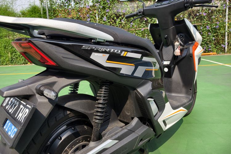 Sprinto, desain, motor listrik, Desain Indomobil Emotor Sprinto: Skutik Listrik Gaya Konvensional, Lekukan Bodi Samping dan Akomodasi Dek, Buritan yang Terasa Generik, Fitur Layar Sentuh dan Kompartemen Depan, Kapasitas Bagasi di Bawah Jok, Kesimpulan