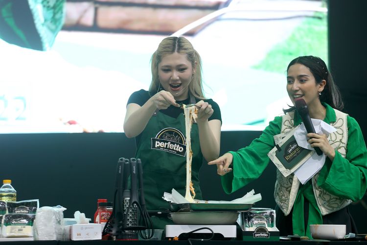 Makan Bersama, bonding keluarga, memasak bersama, Menguatkan Bonding Keluarga Melalui Meja Makan 