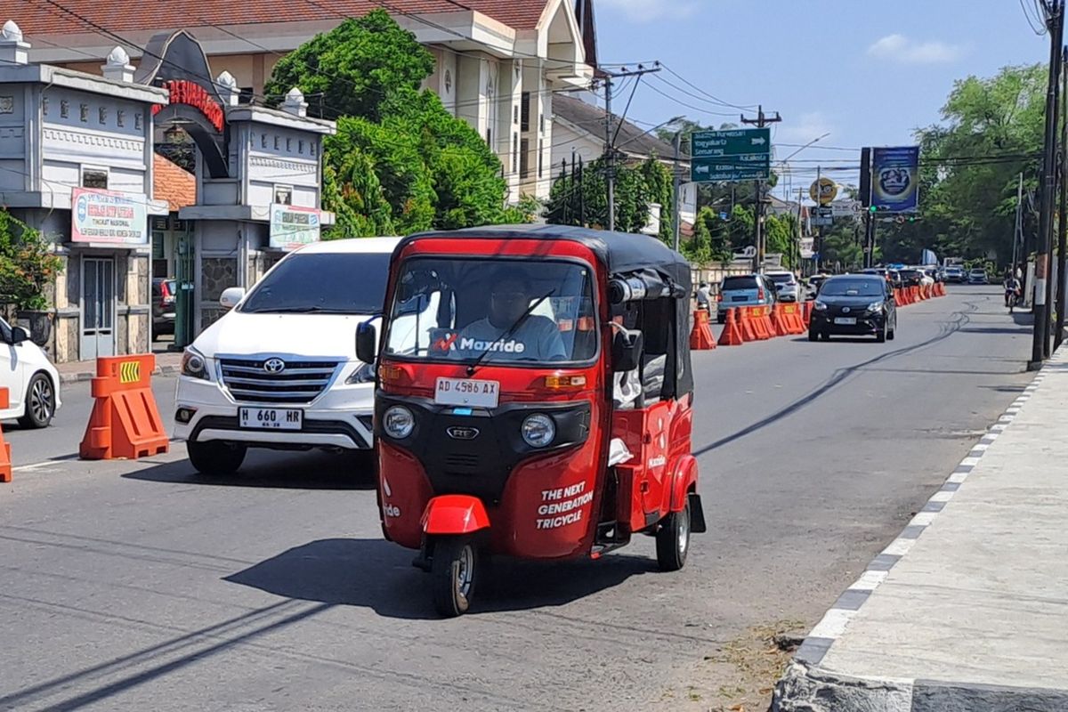 Bajaj Maxride, dishub solo, bajaj maxride, bajaj di Solo, bajaj maxride di solo, bajaj dilarang beroperasi di solo, Polemik Bajaj Plat Hitam di Jalanan Kota Solo, Maxride dan Dishub Saling Klaim Payung Hukum