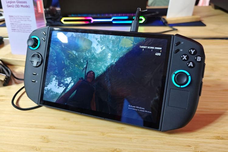 Lenovo, konsol, konsol handheld, legion go, Legion Go 2, Mencoba Langsung Konsol Genggam Lenovo Legion Go 2 di Berlin, Punya 30 Tombol dan Port, Punya banyak tombol, port dan layar OLED, Controller lepas pasang, dukung 3 mode game, Spesifikasi Lenovo Legion Go 2, Harga Lenovo Legion Go 2